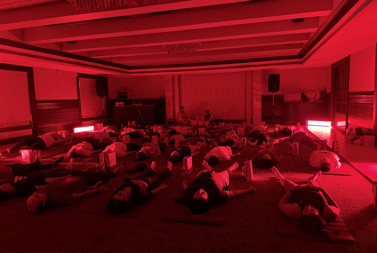 A full room lying down in red light recovery